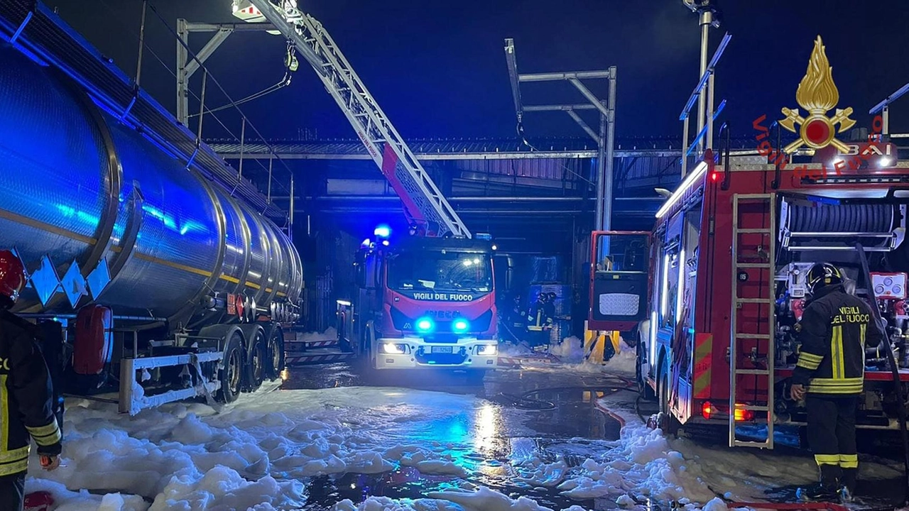 Uno degli operai portato all’ospedale Niguarda con lievi ustioni, due ricoverati per sintomi di intossicazione dopo aver cercato di spegnere il rogo con un estintore. "Nessuna contaminazione ambientale".