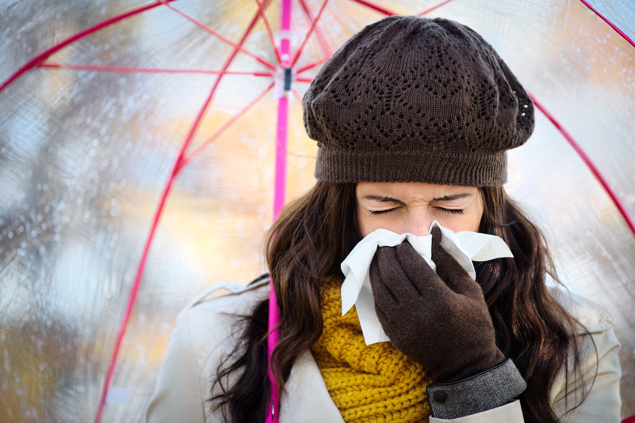 Spesso è difficile distinguere i sintomi dell'influenza dal Covid (Foto Dire)