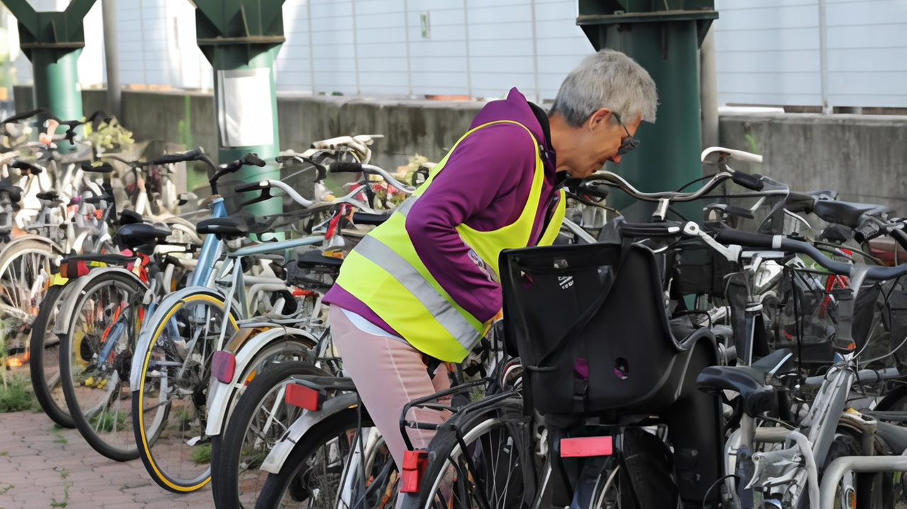 Il bicipark di Abbiategrasso Dal 2020 la Giunta ha deciso di sospendere il servizio di controllo degli accessi al piazzale della stazione Una scelta contestata dalla Fiab locale