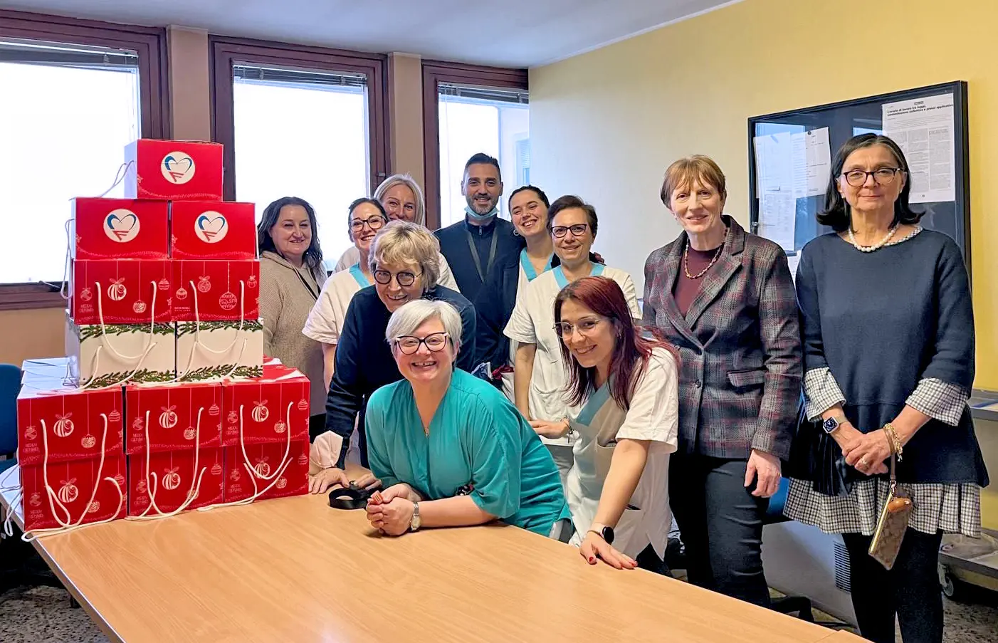 Natale 2024, i panettoni della Felicità per ringraziare il personale Day Hospital oncologico di Varese