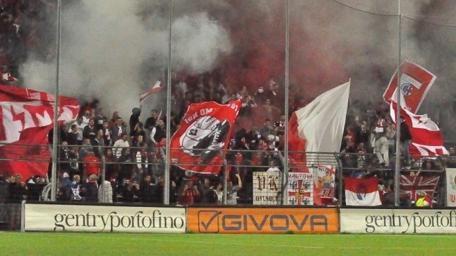 Il giovane, nello spettro dell’autismo, era insieme a una comitiva ed è stato aggredito fuori dallo stadio poco prima della partita con la Cremonese. Il violento è fuggito prima che arrivasse la polizia