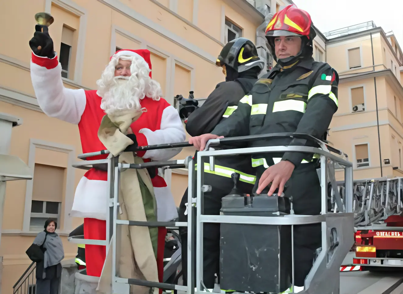 Solidarietà e festa coi pompieri