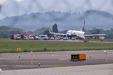 Orio al Serio, gomme di un aereo scoppiano in fase di atterraggio: aeroporto riaperto alle 19.30