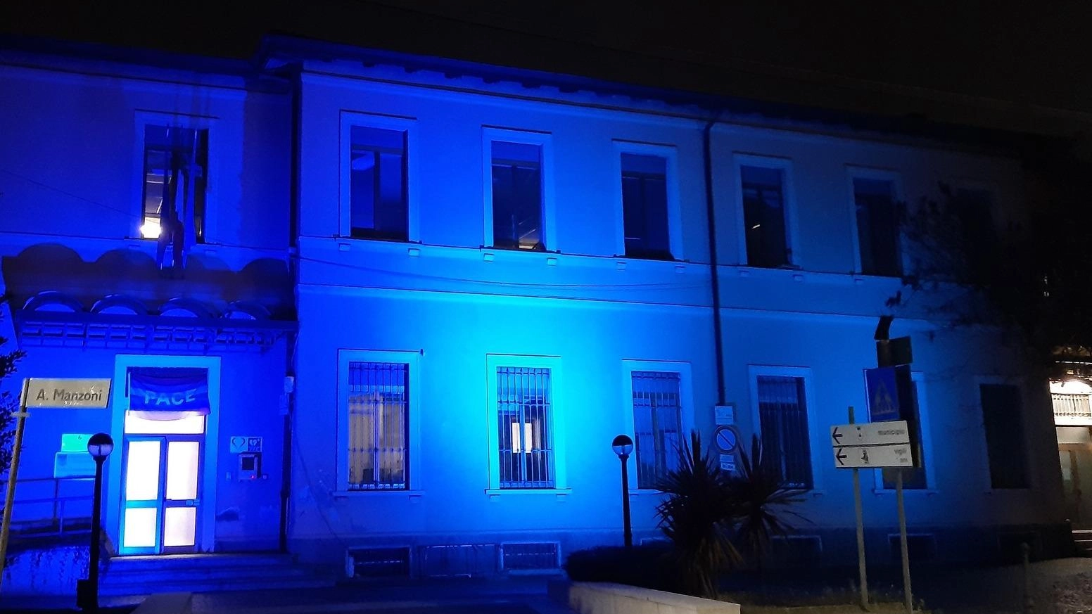 Canegrate celebra 35 anni della Convenzione sui diritti dell’infanzia con l'iniziativa Go Blue, illuminando il municipio e donando Pigotte per sostenere Unicef. Un gesto simbolico per garantire diritti fondamentali ai bambini.