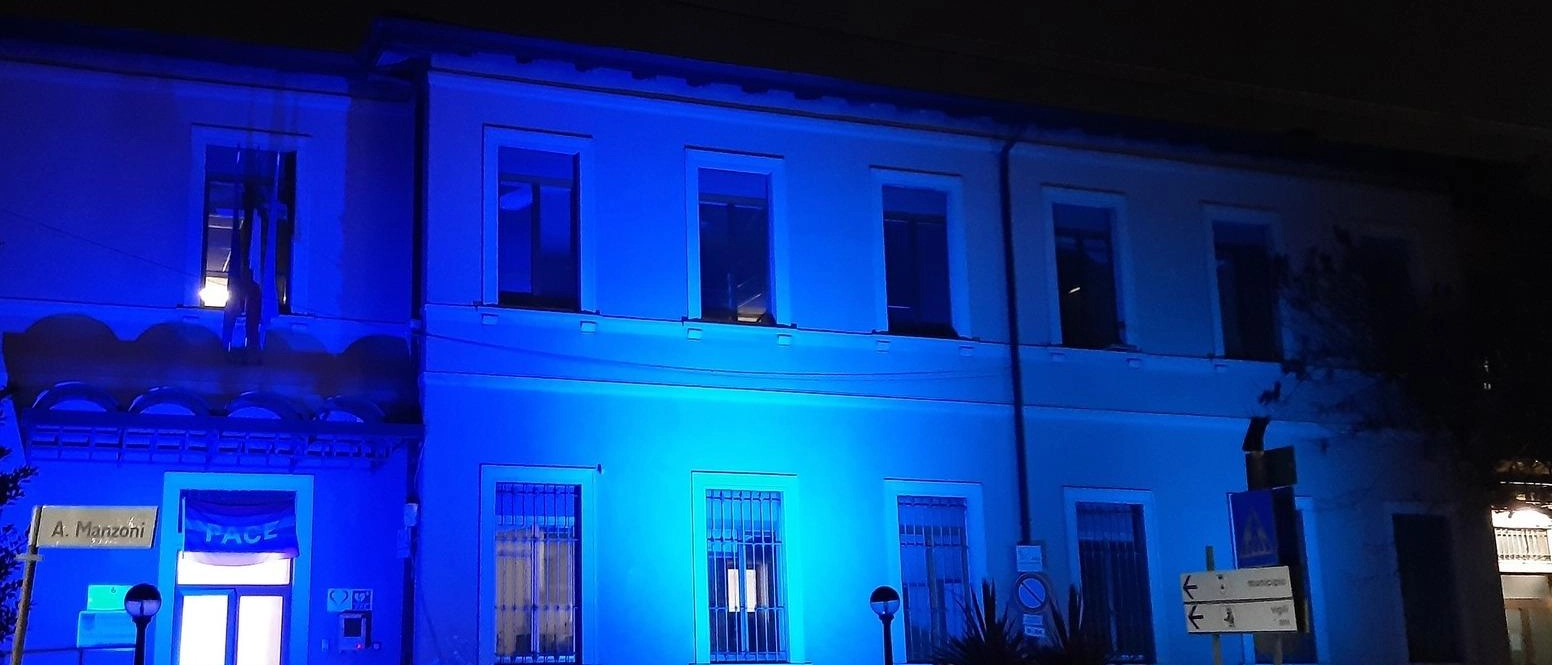 Canegrate celebra 35 anni della Convenzione sui diritti dell’infanzia con l'iniziativa Go Blue, illuminando il municipio e donando Pigotte per sostenere Unicef. Un gesto simbolico per garantire diritti fondamentali ai bambini.