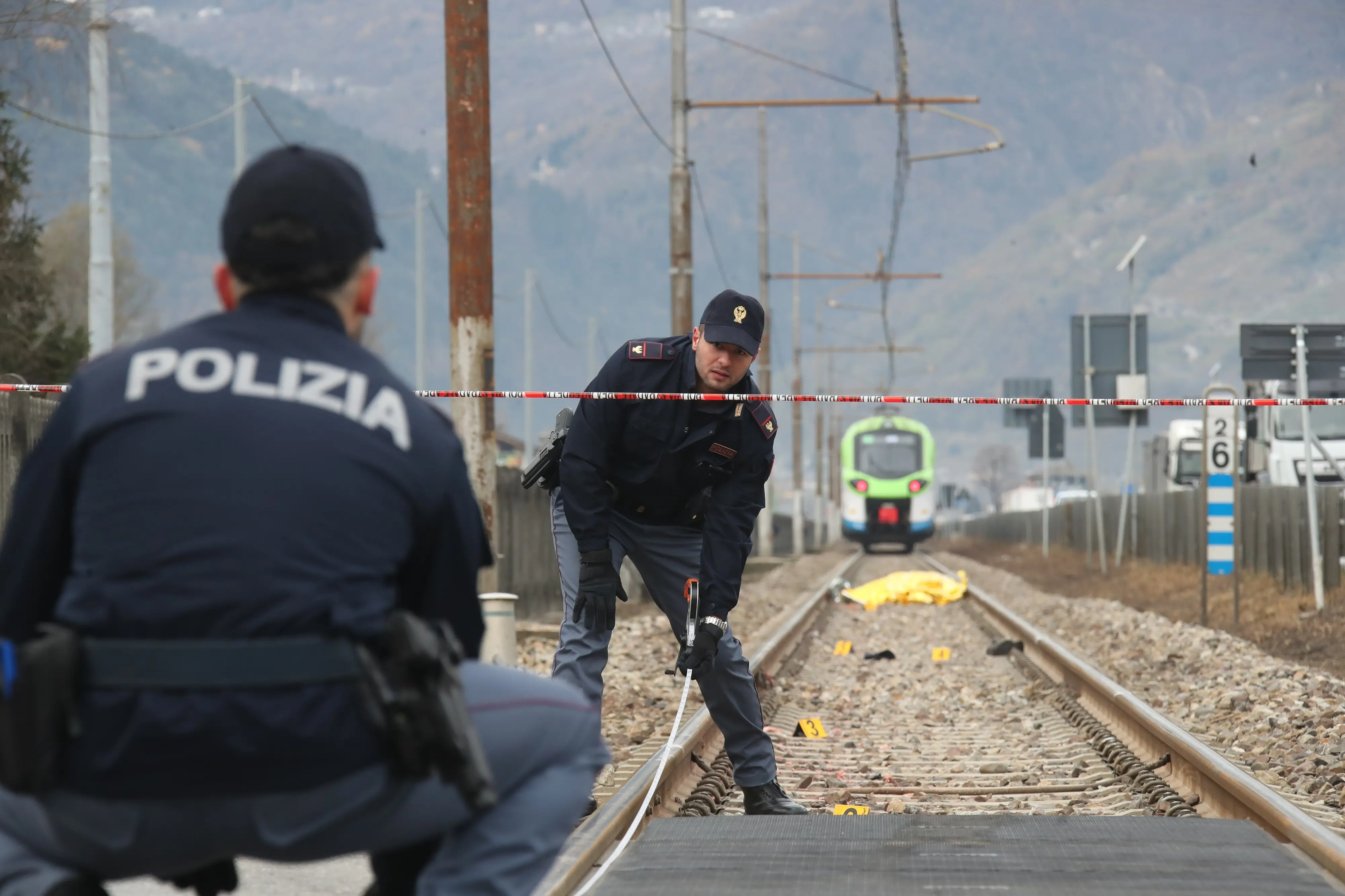 Attraversa i binari a Colorina, uomo muore travolto dal treno