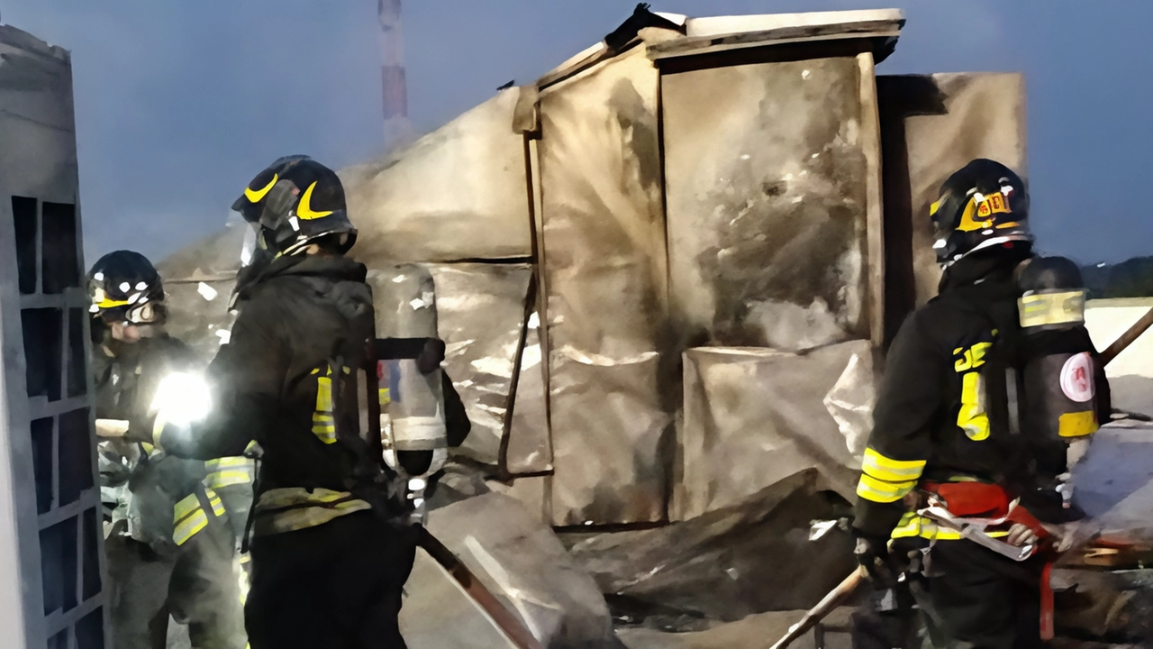 Incendio in azienda logistica a Melegnano: rogo sul tetto domato dai vigili del fuoco senza feriti né danni strutturali. Indagini in corso sulle cause.