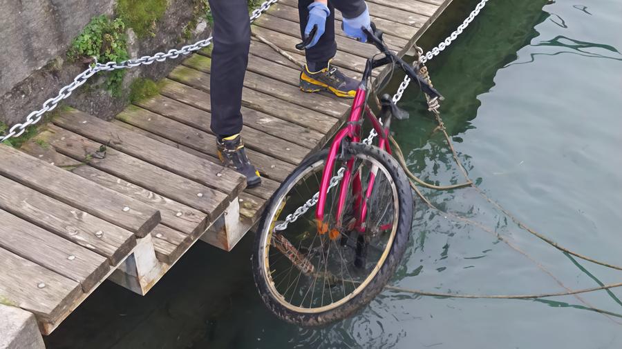 Garda, grandi pulizie. Nei fondali del Garda anche una bicicletta