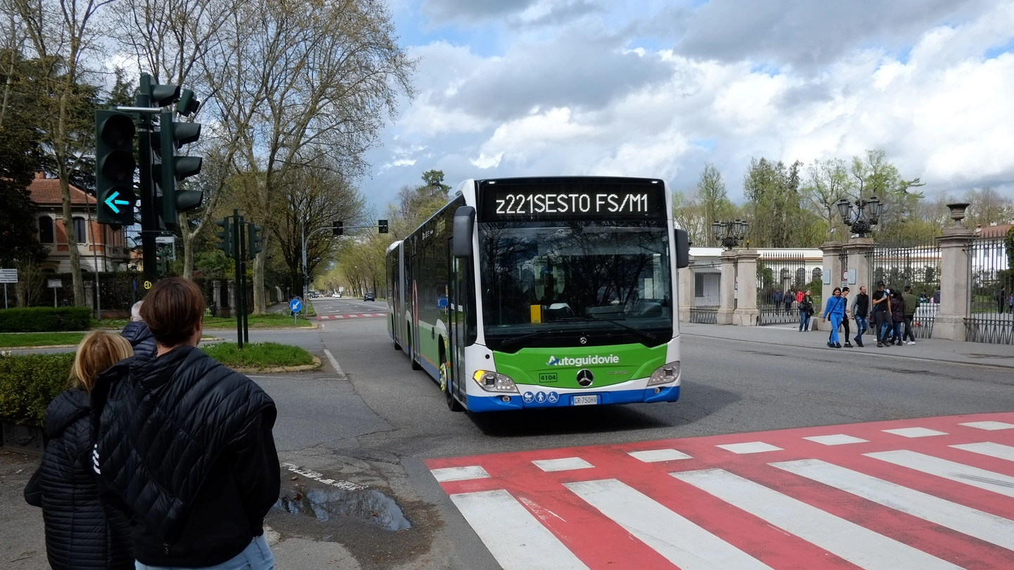 La fermata degli autobus all’incrocio con viale Cesare Battisti davanti alla Villa Reale