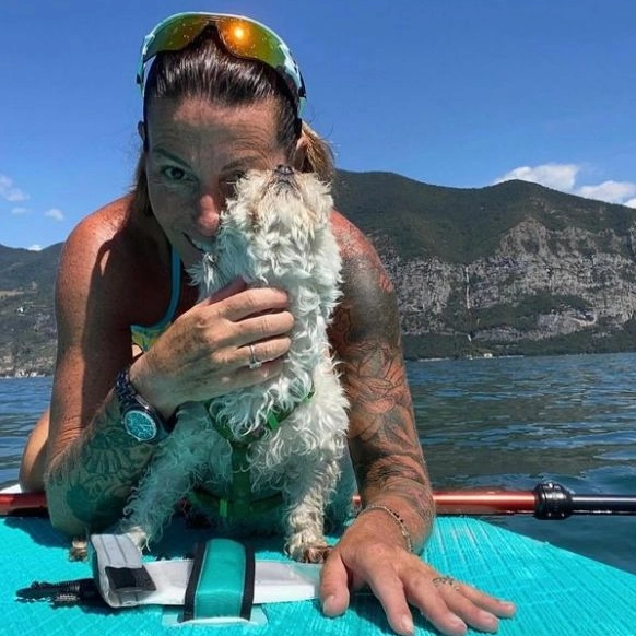 Cristina Plevani, insegnante di nuoto e vincitrice della prima edizione del Grande Fratello, sul lago a Iseo (Foto Instagram)