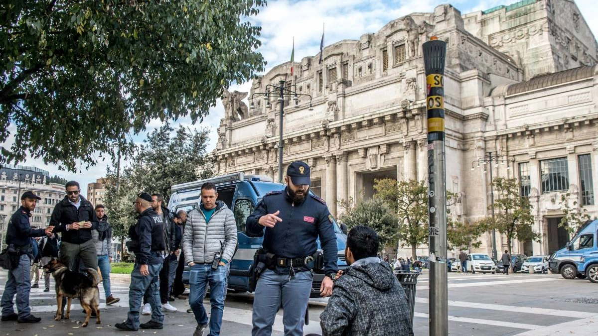 Gli agenti di polizia in serata hanno passato al setaccio le zone limitrofe allo snodo ferroviario milanese: controllate quasi 300 persone e alcune attività commerciali