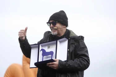 Vasco Rossi riceve il Premio del Vittoriale: “Ha definito il concetto di ‘supervissuto’”. Folla di fan a Gardone Riviera