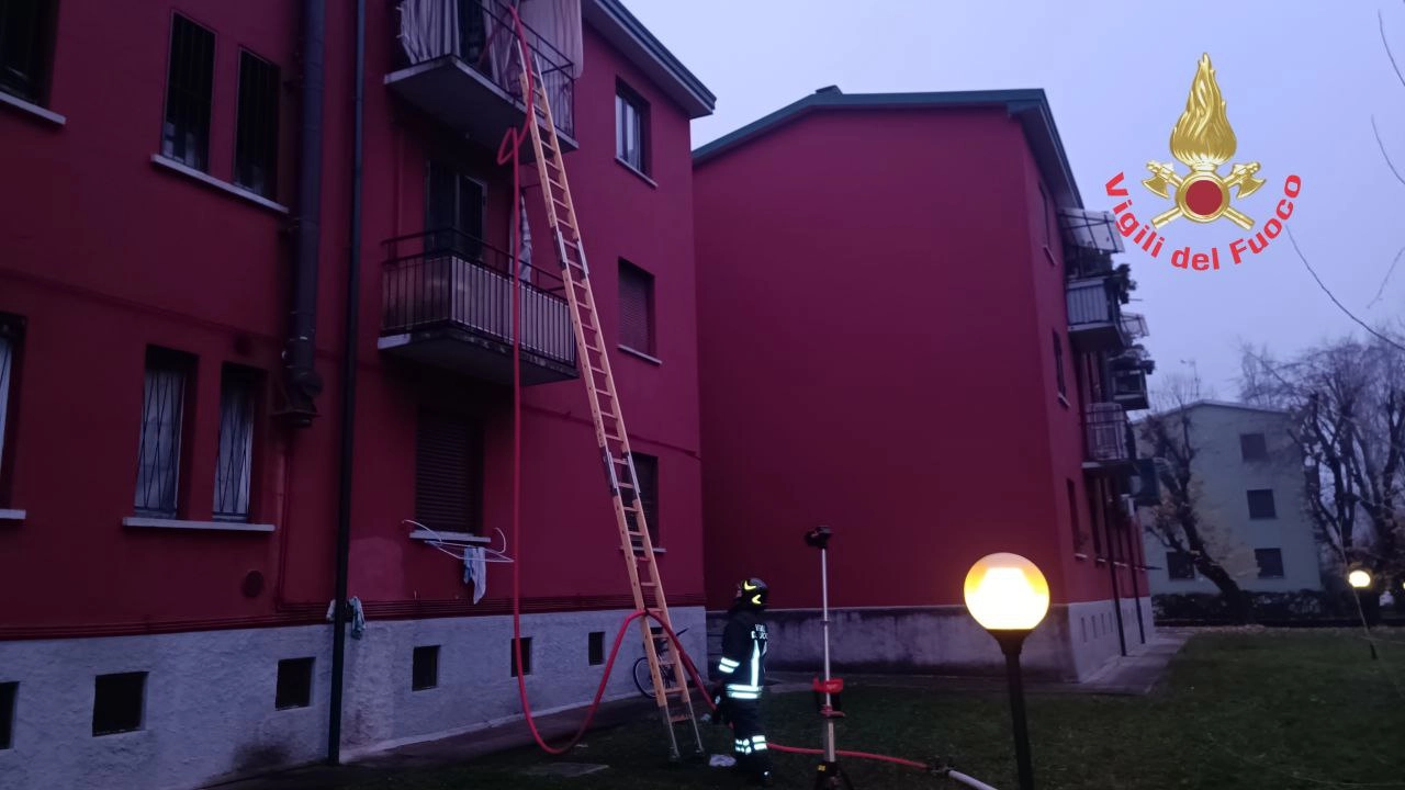 L'intervento dei pompieri in via Vecellio a Monza