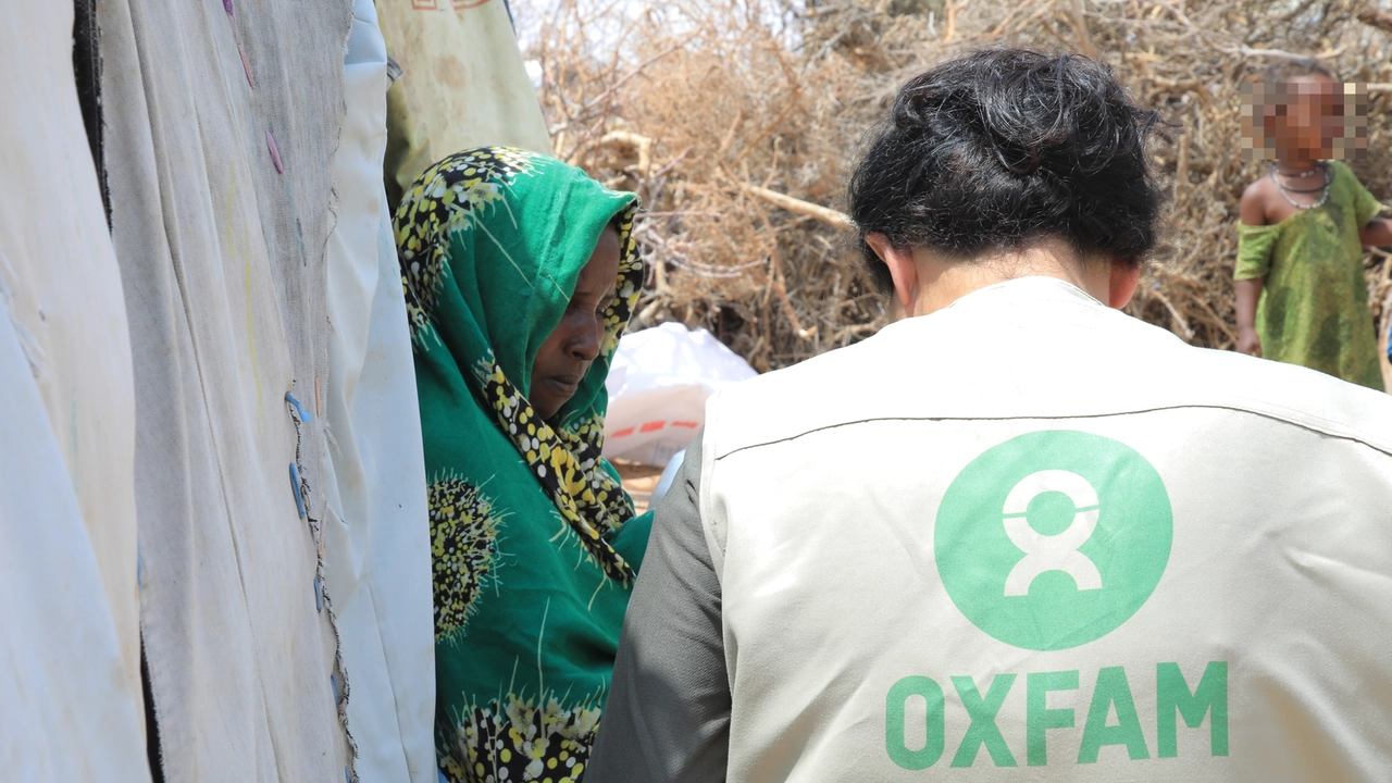 Il Ceo di Oxfam Germania, Serap Altinisik, parla con Anisa Jama Hassan di Dhudhub Dhiilo in Somaliland, Somalia (foto Oxfam)