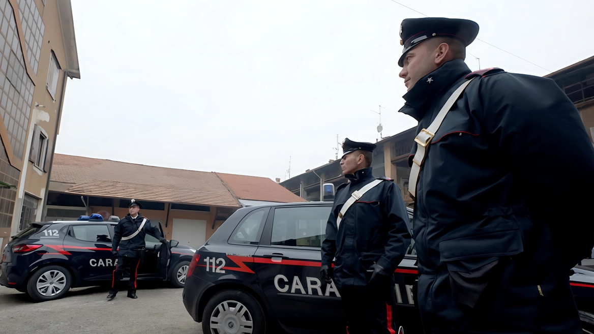 I carabinieri hanno sorpreso lo spacciatore a un controllo stradale e hanno voluto approfondire perquisendo la sua abitazione