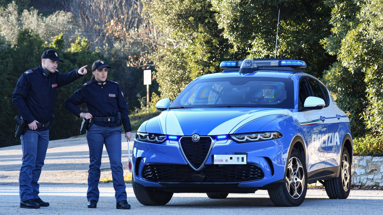 Una Volante alle prese con i controlli (foto di archivio)