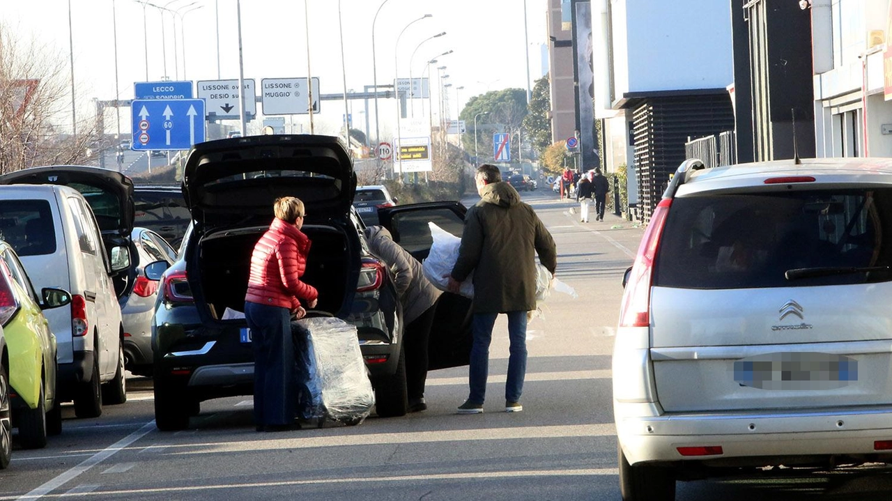 Via Giotto è la strada parallela alla Valassina I residenti della zona sono costretti a una difficile convivenza con i clienti dei locali serali