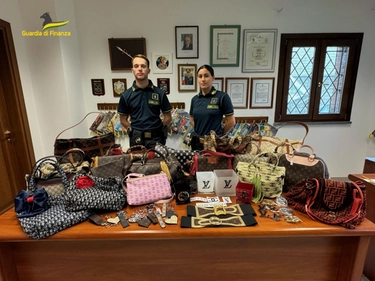 Il mercato delle griffe false fatte in casa: 67enne nei guai, sequestrata merce per 20mila euro