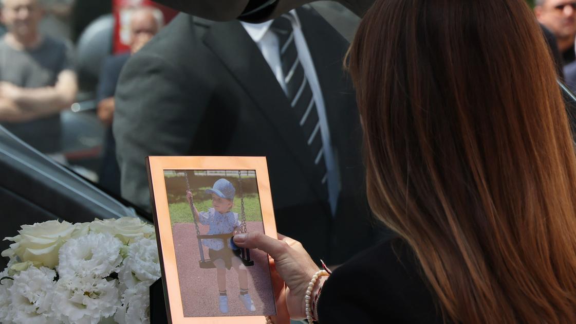 I funerali di Sofia Archetti, investita e uccisa da un suv: stivali rosa e palloncini per l’addio alla bimba