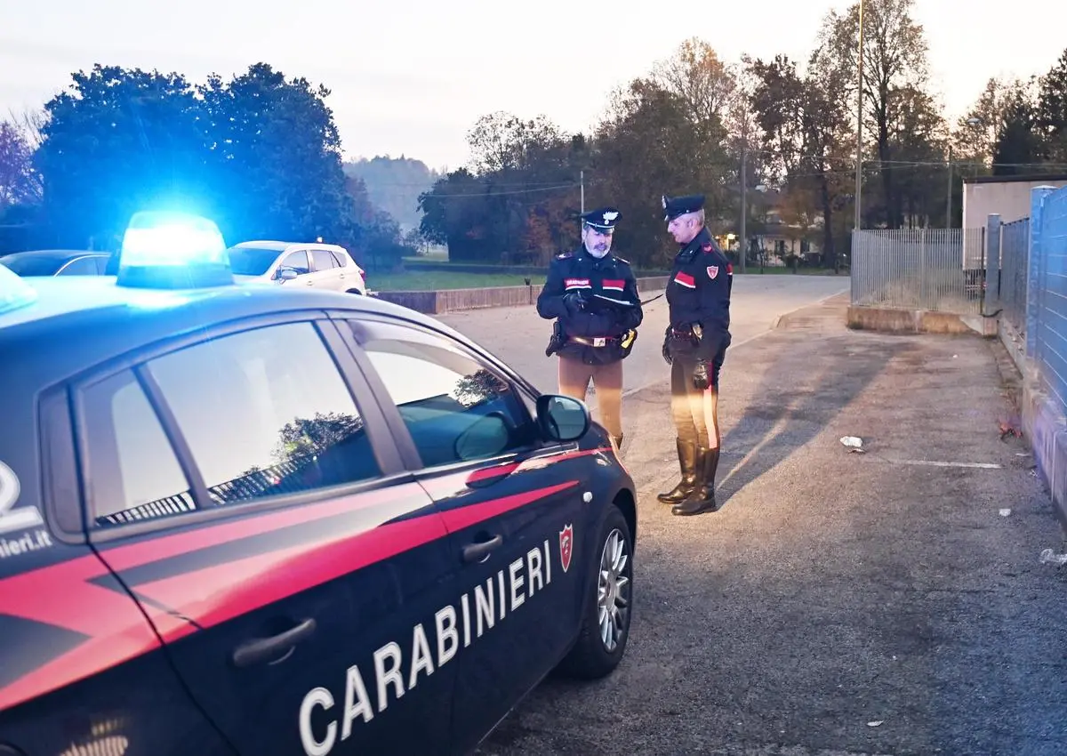 Rubano 100 chili di rame dal cantiere della ferrovia e fuggono su un Doblò: il furto a Broni