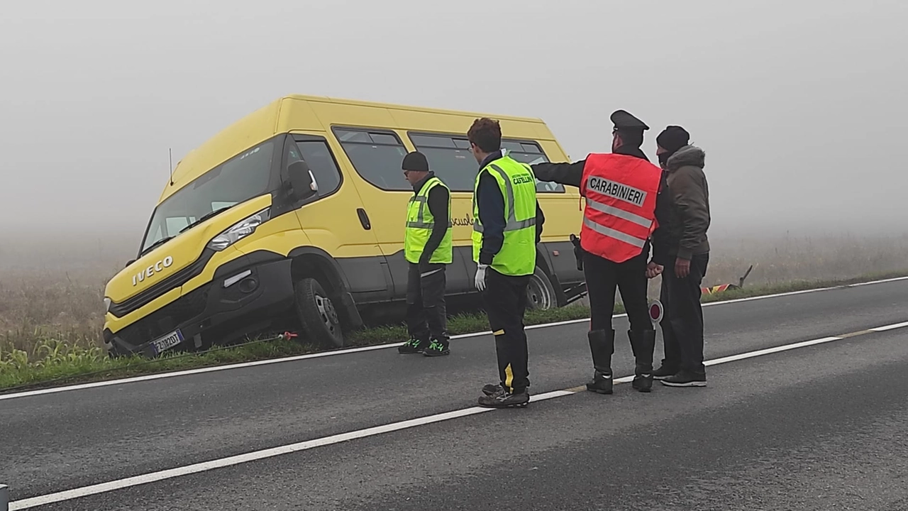 Lo scuolabus ribaltato sul ciglio della strada