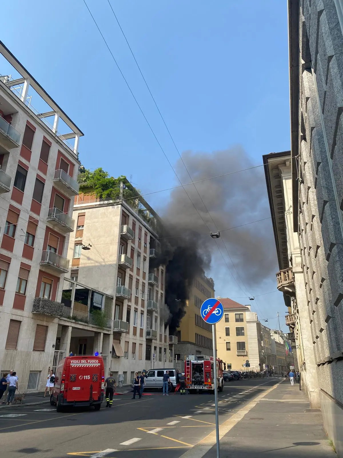 Incendio in un palazzo di corso Monforte, fumo visibile da lontano