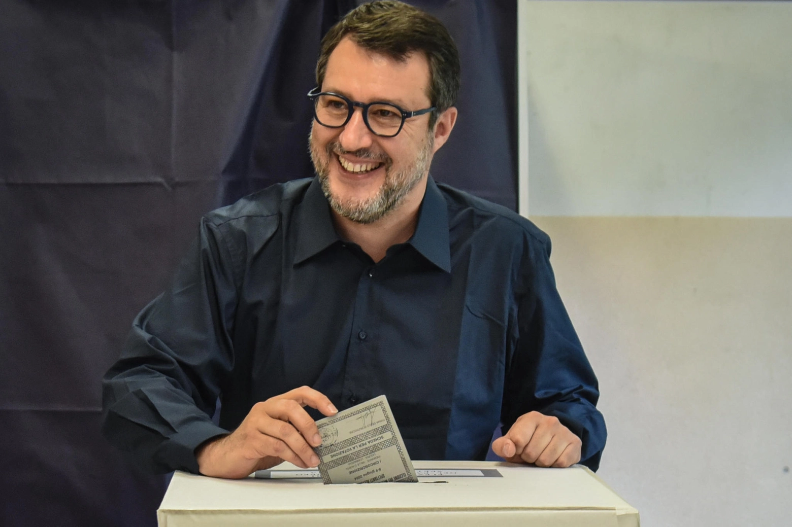 Matteo Salvini vota per le elezionin europee al seggio di via Martinetti