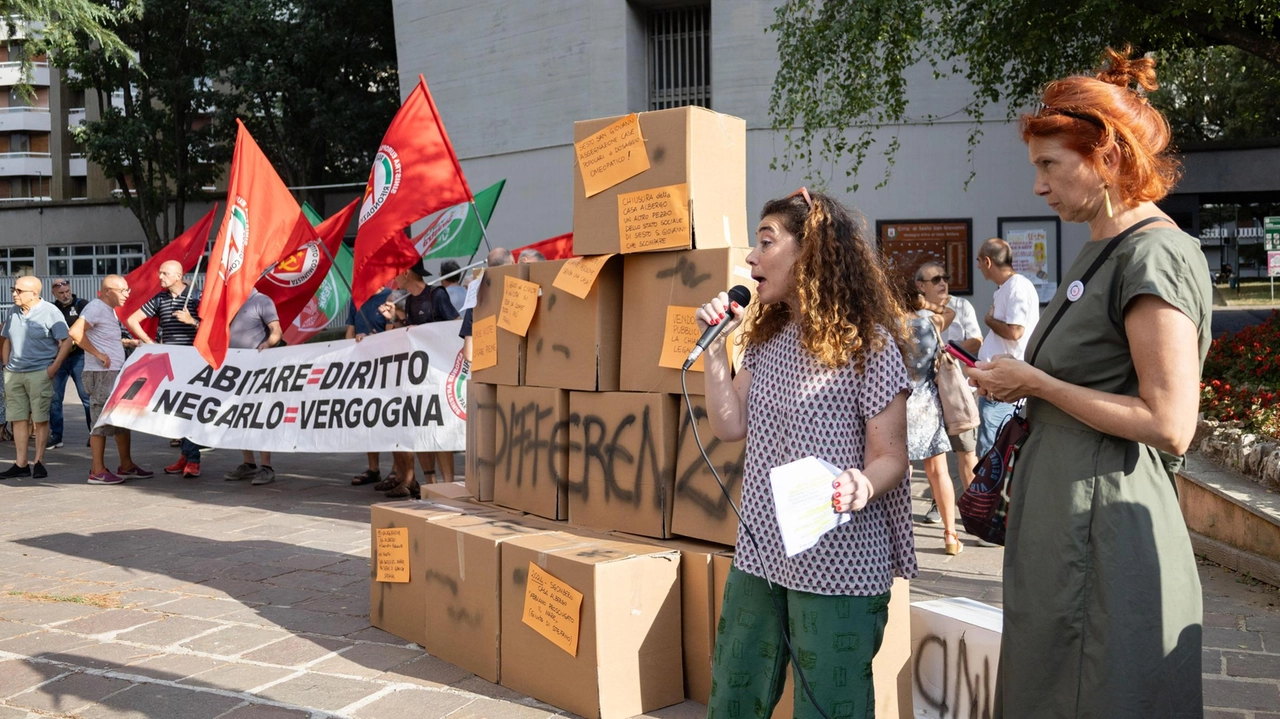 Sesto, dopo lo sgombero della “Don Mezzanotti“ scatta il presidio. In piazza Unione Inquilini, associazioni e i partiti di opposizione. .