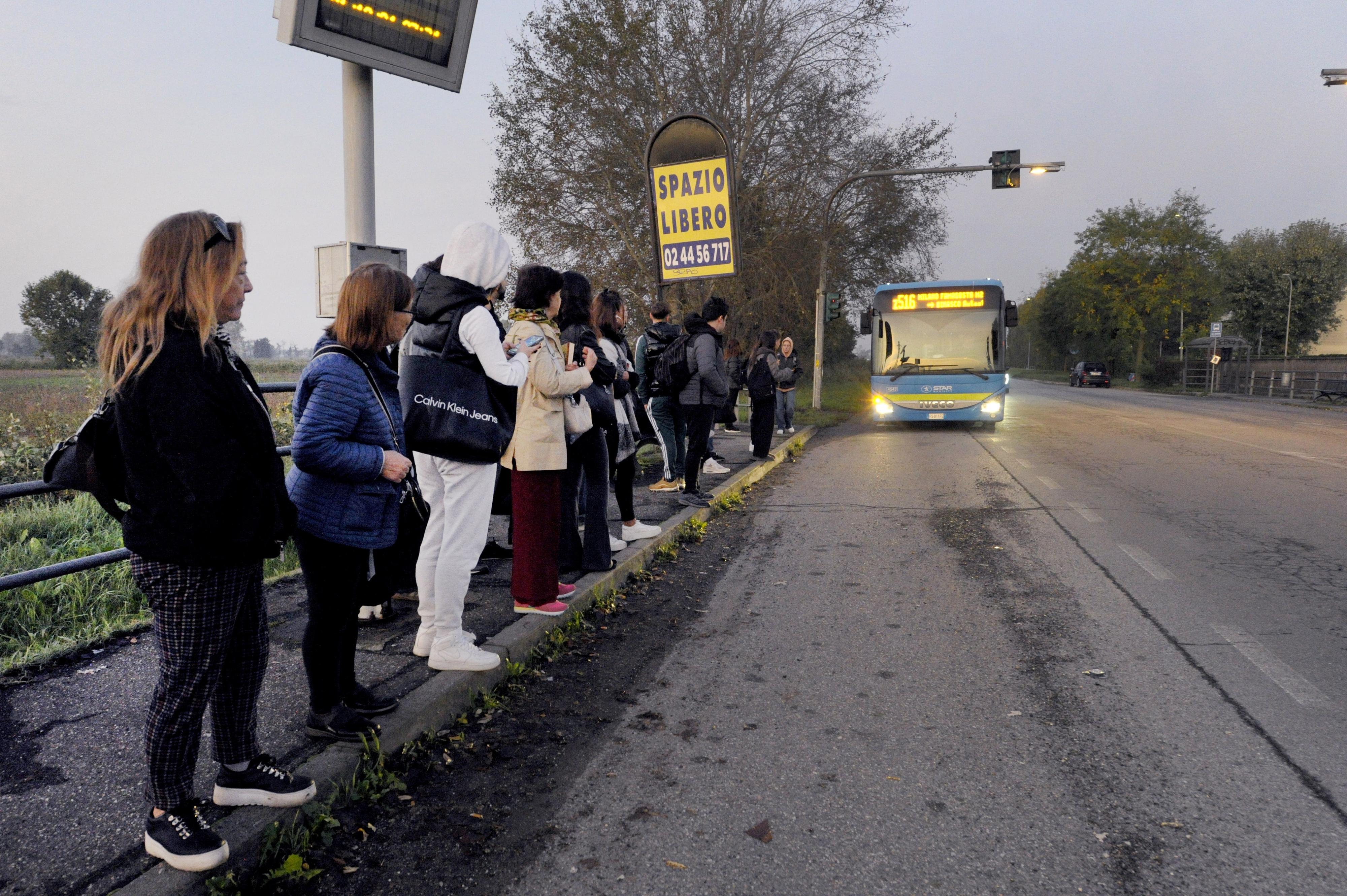 Caos trasporti, pendolari esasperati: comuni del Sud Ovest in campo