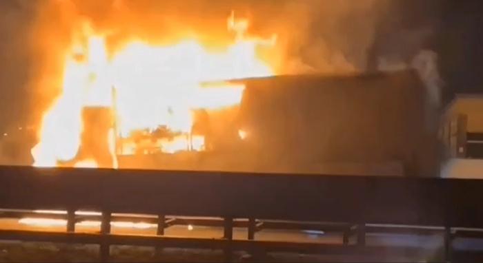 Costa Masnaga, camion in fiamme sulla Statale 36: chiusa la Milano Lecco