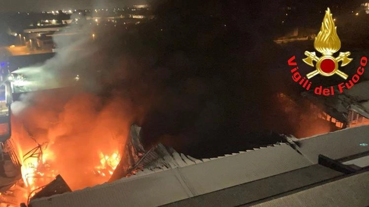 Verolanuova, incendio azienda Faerch Italy (Foto vigili del fuoco)