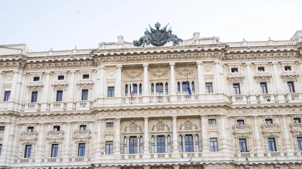 La Corte di Cassazione annulla la revoca della patente per un automobilista che ha ottenuto la remissione della querela per lesioni gravi personali. La remissione estingue il reato e le sanzioni connesse.