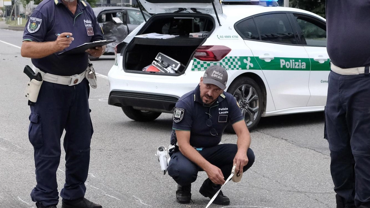 Una donna di 53 anni, coinvolta in un grave incidente a Cesano Boscone, riporta lesioni gravi, tra cui emorragie interne e fratture, a causa di un impatto con un'altra vettura. Le indagini sono in corso per chiarire la dinamica dell'incidente.