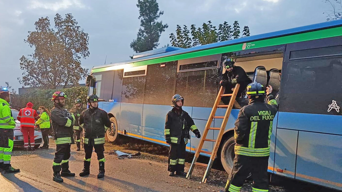 Romano di Lombardia, l'autobus rimasto coinvolto nell'incidente