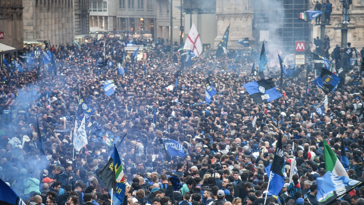 Gruppo di tifosi interisti festeggia la squadra nerazzurra