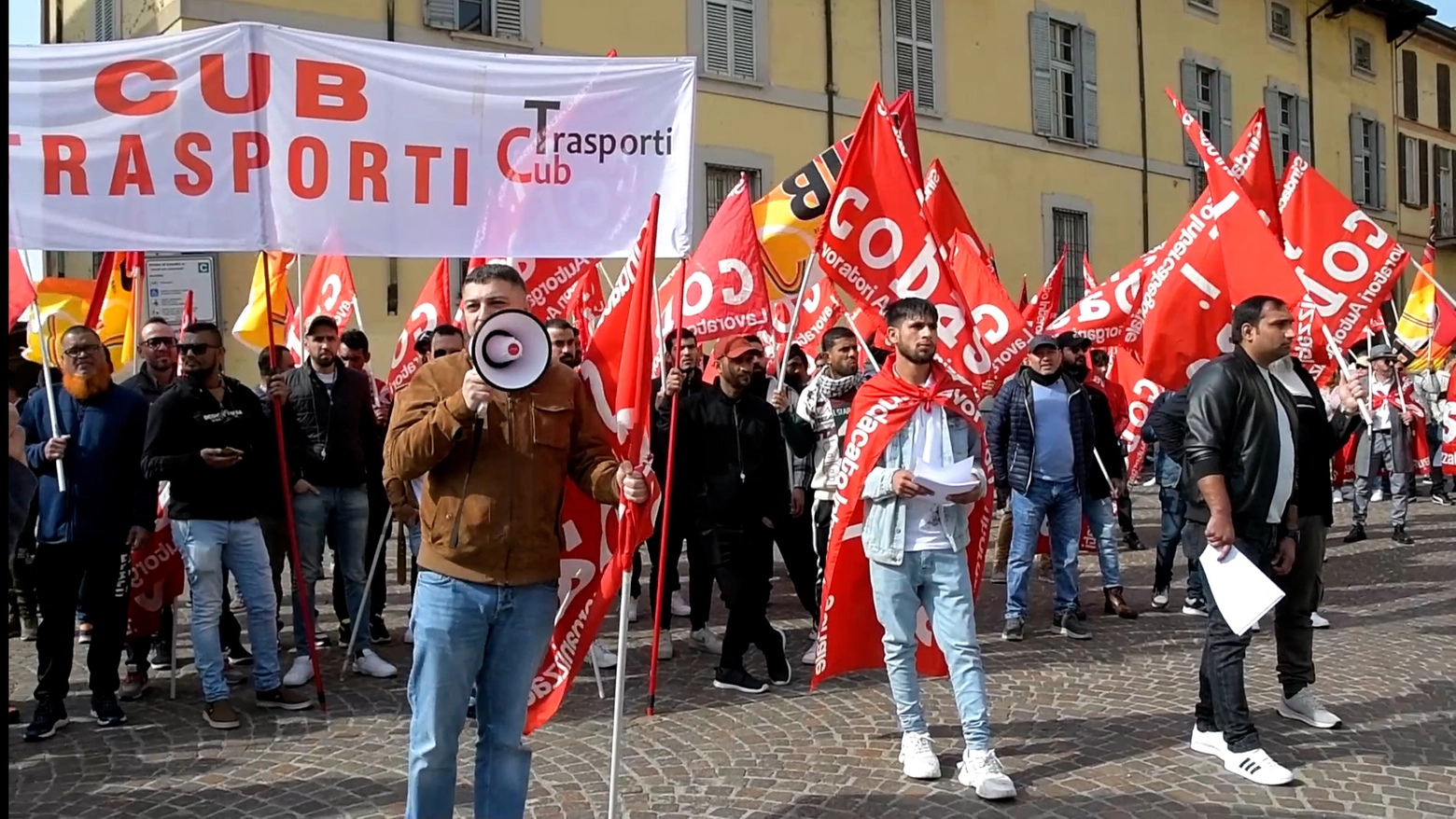 Un frame dal video delle proteste di lavoratori