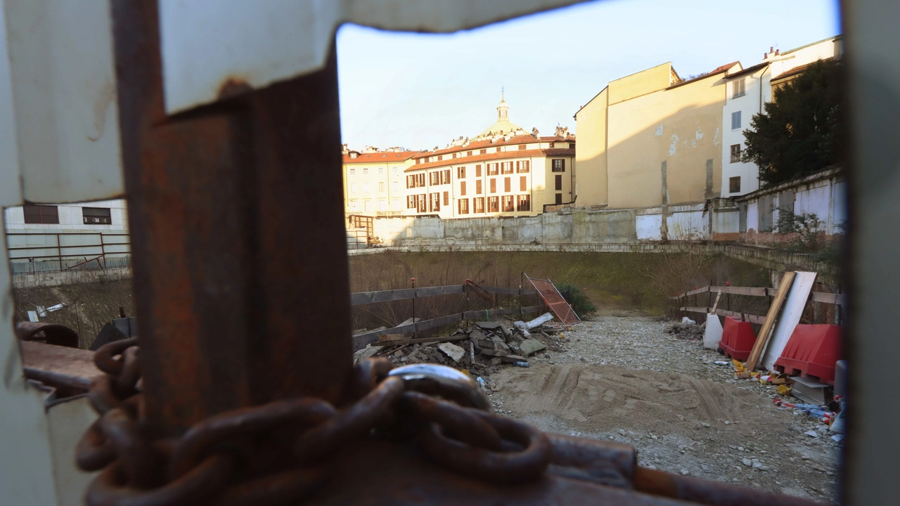 Via della Zecca Vecchia, nel centro di Milano: uno dei cantieri finiti sotto inchiesta