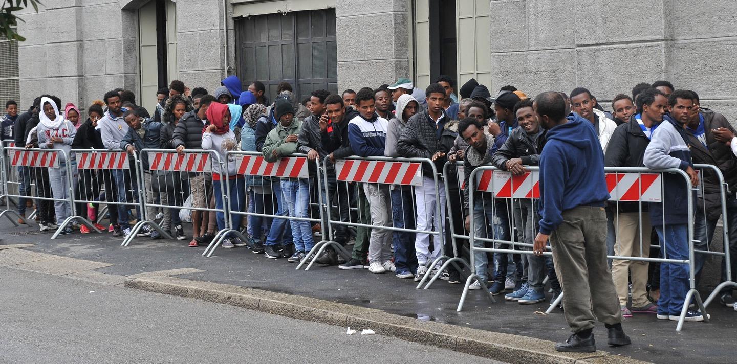 Immigrati, gestione al collasso: stipati in grandi centri dormitorio, solo uno su sei seguito con progetti