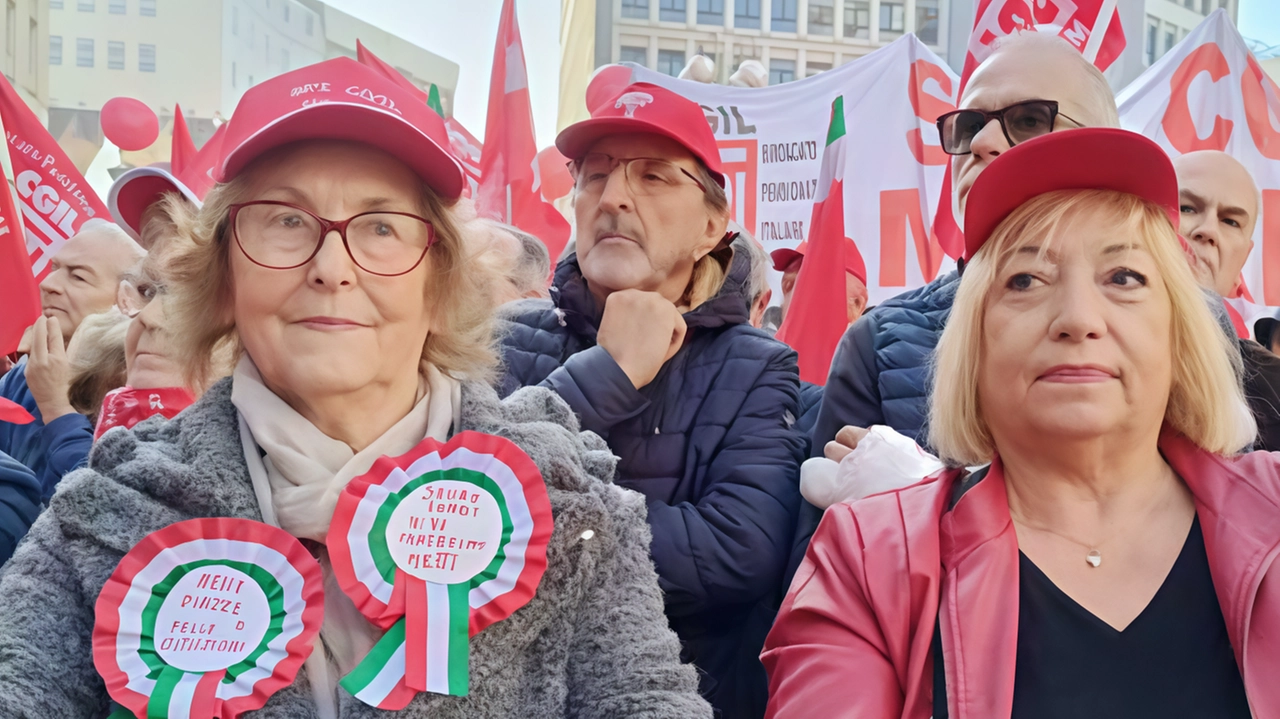 Due pensionate in piazza San Babila a Milano Sulla coccarda la protesta contro i 3 euro in più