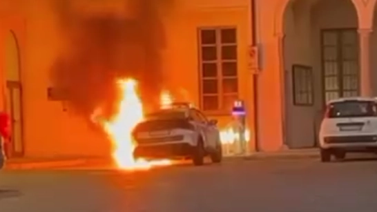 Le immagini della videosorveglianza lo immortalerebbero mentre getta una tanica di combustibile incendiata sotto la vettura