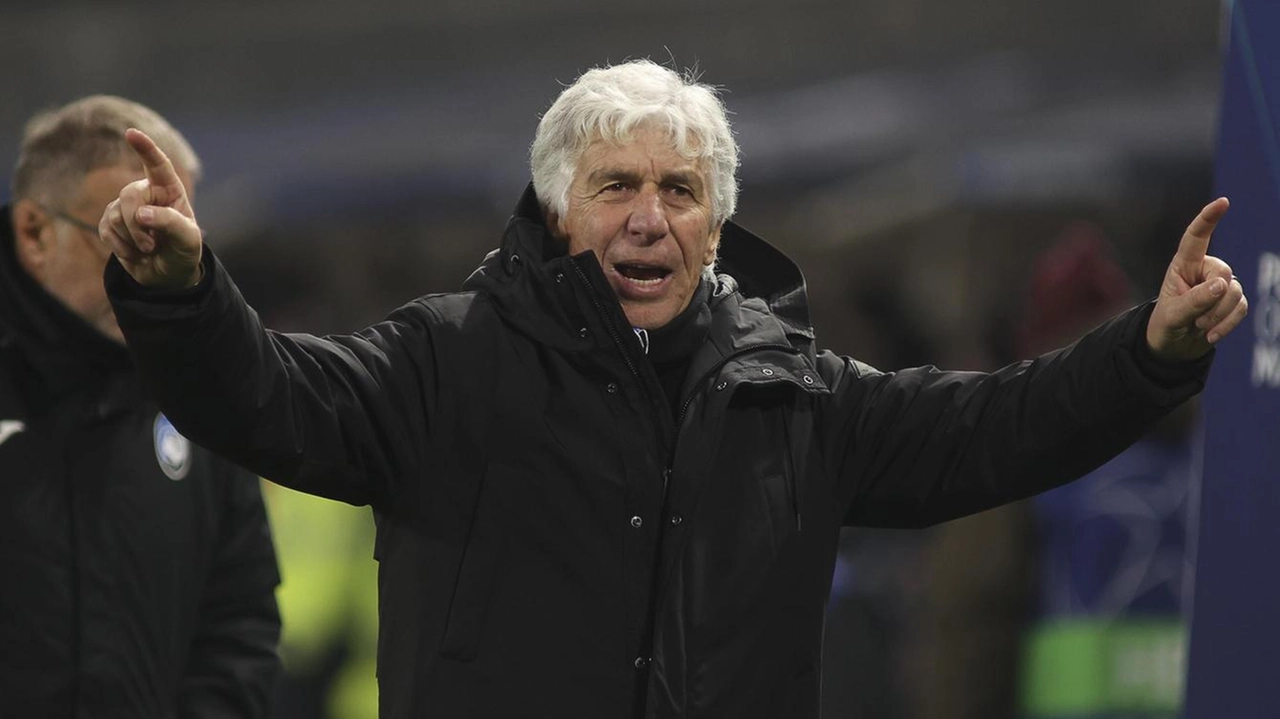 Gian Piero Gasperini saluta i tifosi del Gewiss dopo la sconfitta contro il Real Madrid: i sostenitori atalantini hanno ringraziato e applaudito squadra e tecnico