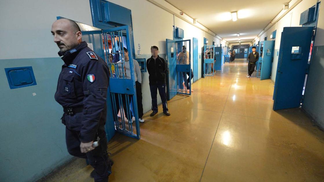 Busto Arsizio, ancora violenza in carcere: detenuto sferra pugno all’agente