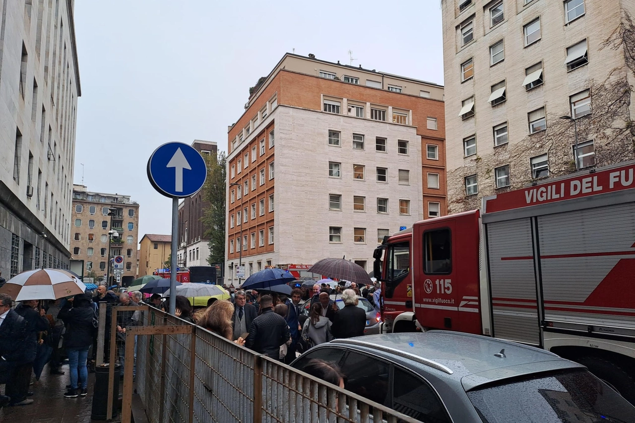 Incendio domato al Palagiustizia di Milano, evacuata un'area