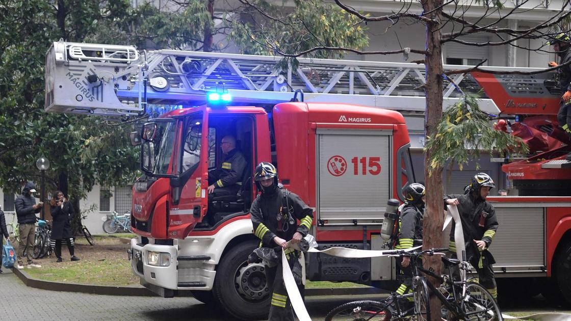 Incendio divampa all’ottavo piano. Tredicenne salvato dai pompieri