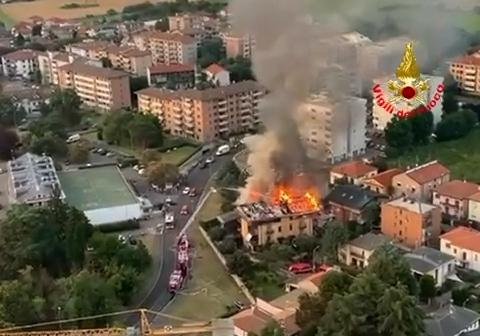 Incendio a Nova Milanese, condominio devastato dal fuoco: colonna di fumo visibile a chilometri di distanza