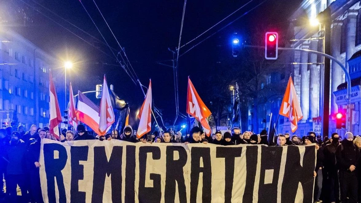 Una manifestazione anti-immigrazione in Germania con lo striscione “Remigration“