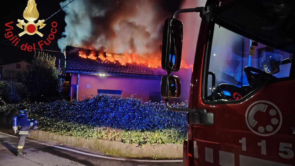 Cantù, incendio distrugge il tetto di una casa: evacuati due anziani