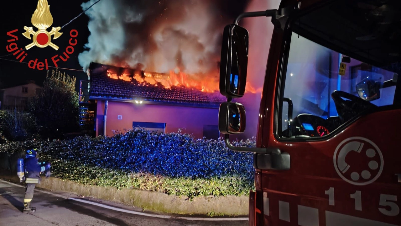 L'abitazione a fuoco a Cantù e l'intervento dei vigili del fuoco