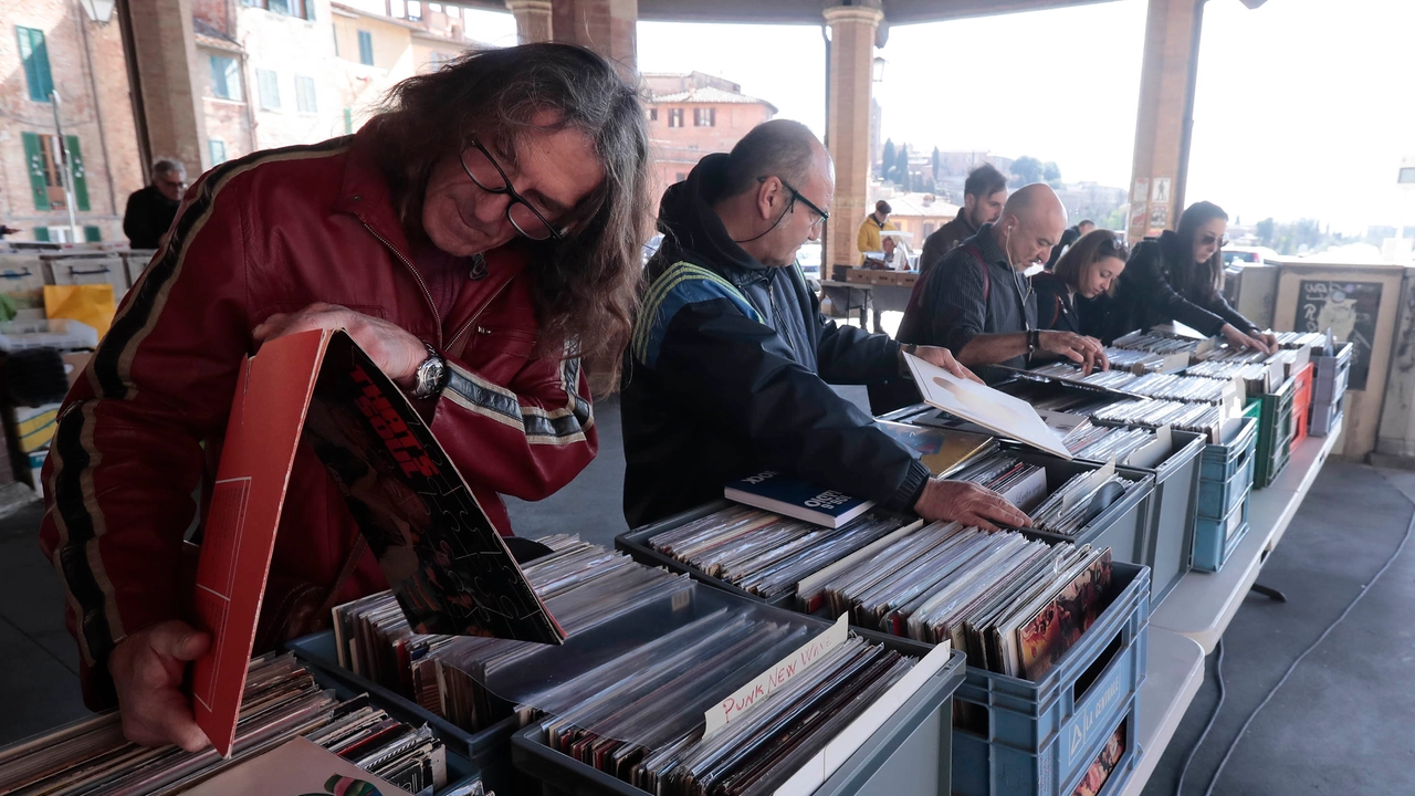 Appassionati di vinili a una mostra mercato