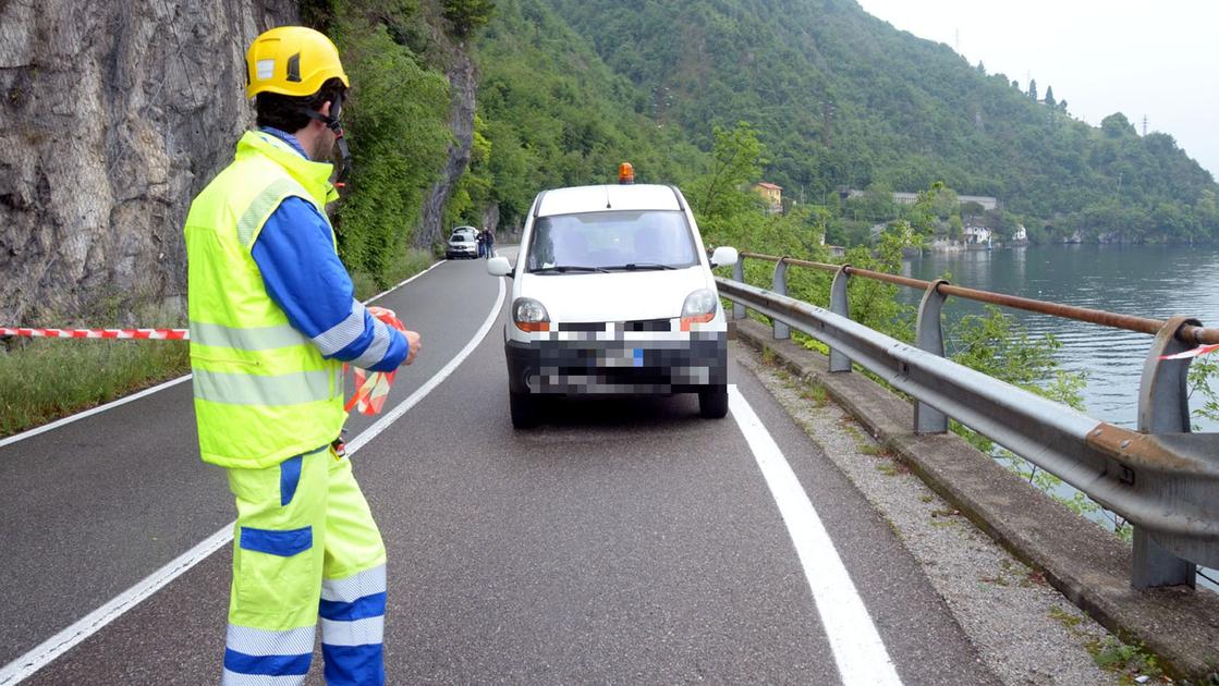 Canton Ticino, frana al confine della Valceresio: chiusa la strada del lago tra Brusino Arsizio e Riva San Vitale